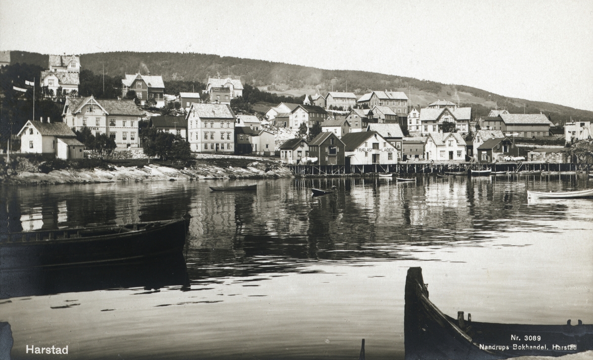Harstadsjøen, med bebyggelse i Strandgata og Havnegata i bakgrunnen. I forgrunnen en nordlandsbåt.