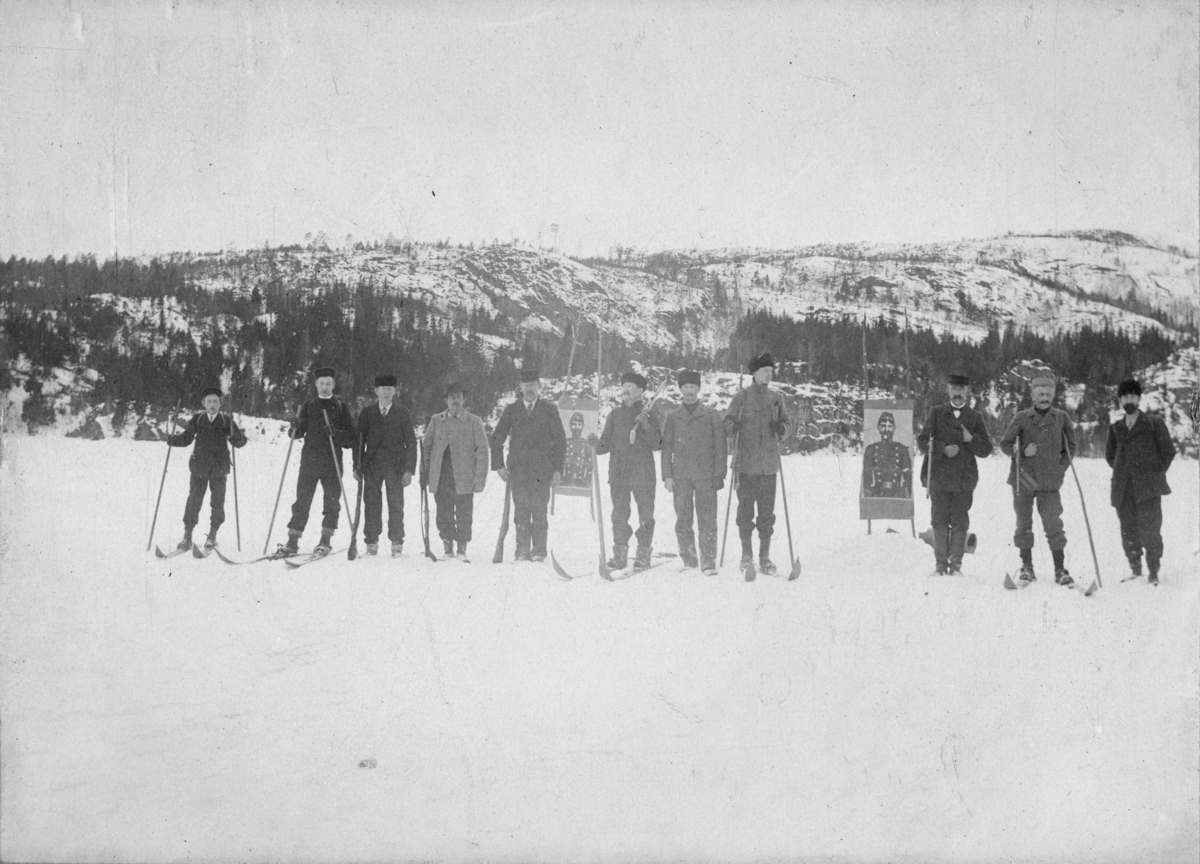Fotoarkivet etter Gunnar Knudsen. Skitur på "Meensvandet" 17.02.1901