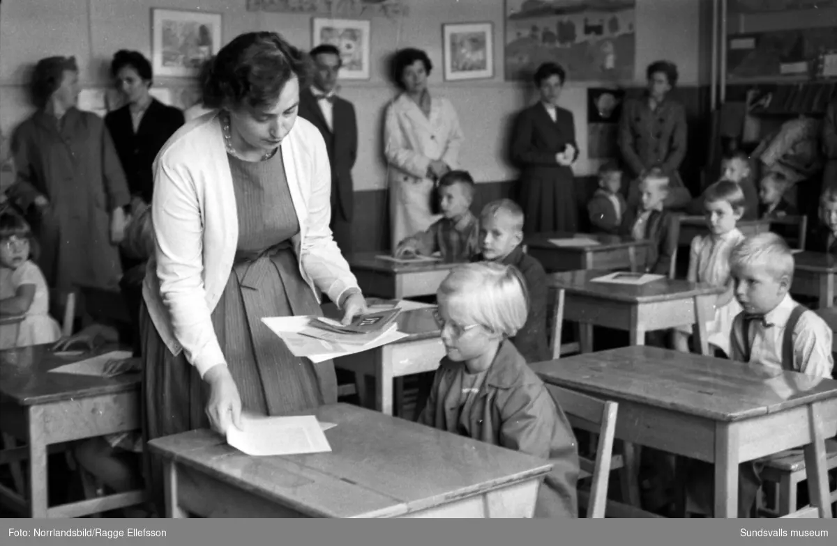 Skolstart på Öde skola på Alnö 1961. - Sundsvalls museum / DigitaltMuseum