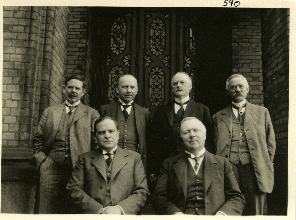 6 menn står på trappa til Stortinget. Helge Nils. Thune, lagtingspresident, stortingsmann, lensmann og gardbruker står til høyre i bildet. De andre er stortingskolleger av Thune.