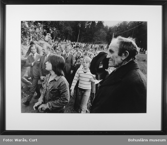 Kungens Eriksgata. Nordbohusläningarna gick man ur huse och hälsade kungen välkommen till landskapet. Med vördnad och med mössan i hand stod Torin Hansson vid vägkanten och hälsade sin kung. Bullaren i september 1974.