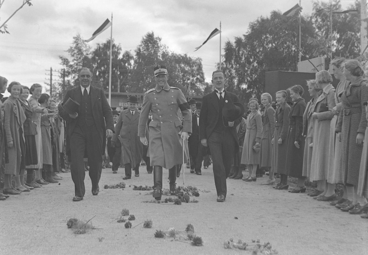 Jubileumsutstillingen i Levanger 1936 - kronprins Olav på utstillingen