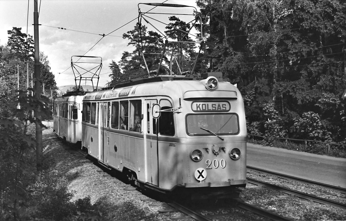 Oslo Sporveier, Lilleakerbanen. Gullfisker, B-tog  200 og 197 på vei mot Kolsås.
