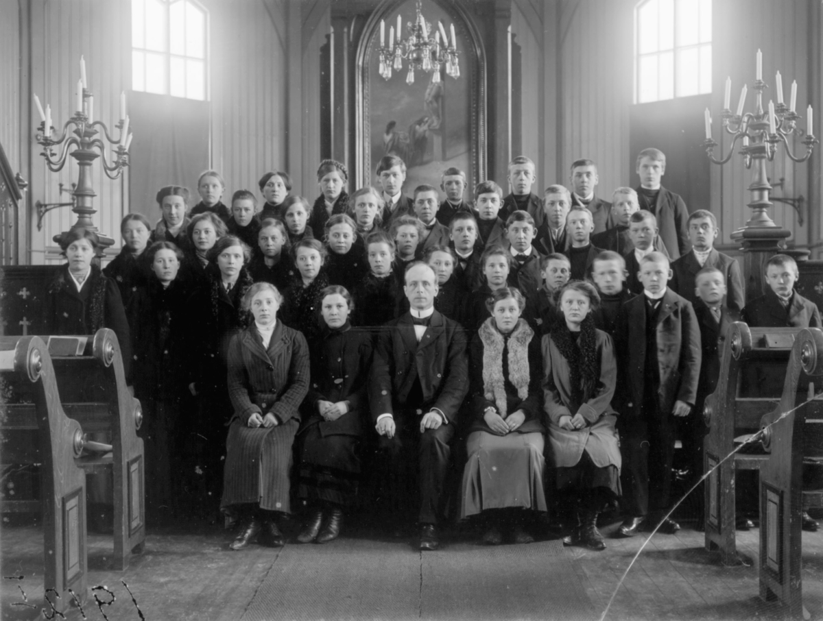 Konfirmanter i Vardø kirke 1912. Fotografert inne i Vardø kirke.