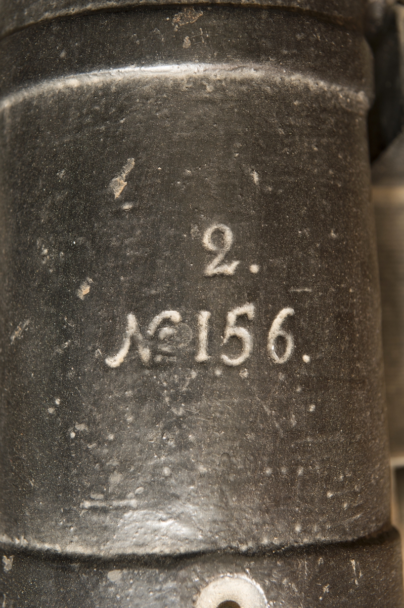 3-pundig "Nicka" m/Ehrensvärd av 77,5 kulors vikt, av gjutjärn. Kanonens gjut. nr 156. Märkt å ena tappen "H" och å den andra "82".