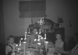 Julefeiring hos familien Hauge under krigen. Barna på bildet