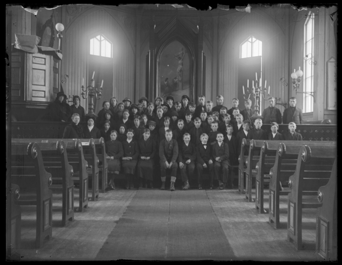 Konfirmanter, Vardø 1916-1917. Bildet er tatt inne i kirka