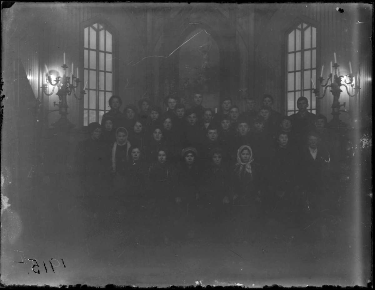 Konfirmanter, Vardø 1915. Bildet er tatt inne i kirka