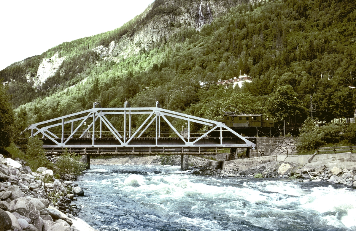 Rjukanbanen. Bro over Måna. Godstog på vei til Rjukan med elektrisk lokomotiv RjB 14 (NSB El 1 2002). Norsk Hydro, Norsk Transportaktieselskap, Norsk Transport.