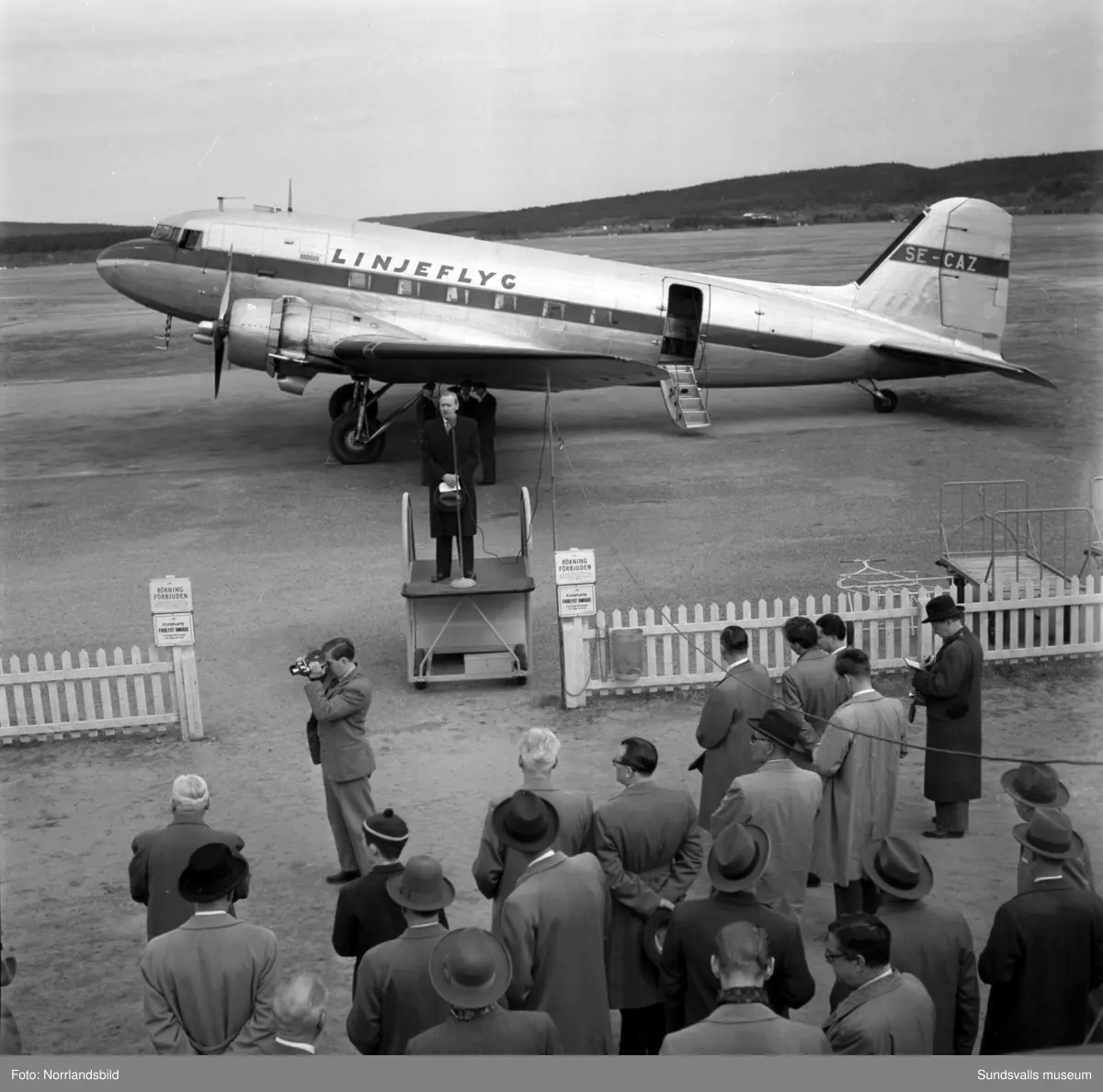 Premiär för Linjeflyg på Midlanda flygplats 1957. Pampig invigning med tal av såväl kommunikationsminister Gösta Skoglund som Linjeflygs direktör Sven Östling inför ett par hundra åskådare. Då var man fortfarande tvungen att åka färja ut till ön, bron kom i slutet av 1959.
