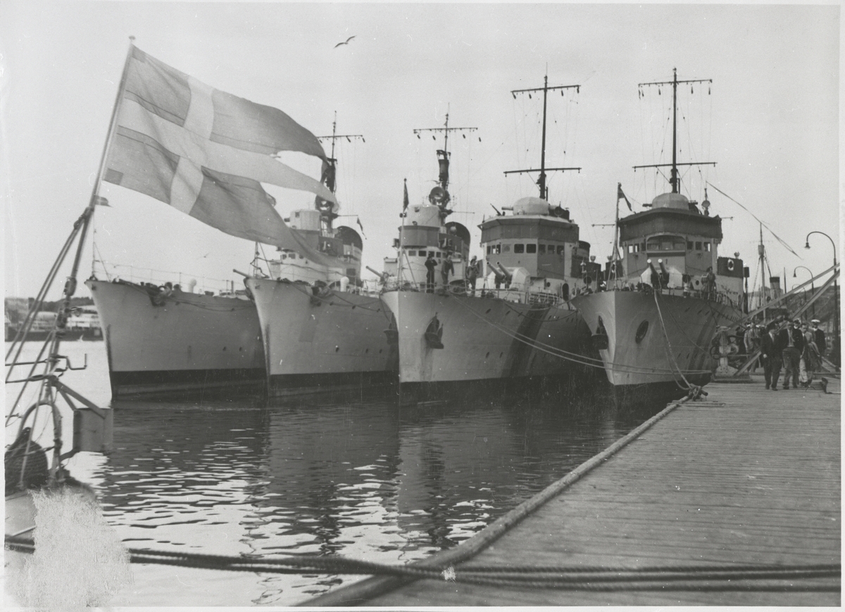Italienjagarna förtöjda vid kaj i Göteborg efter hemkomsten.
HMS Puke närmast med skadade stäven.