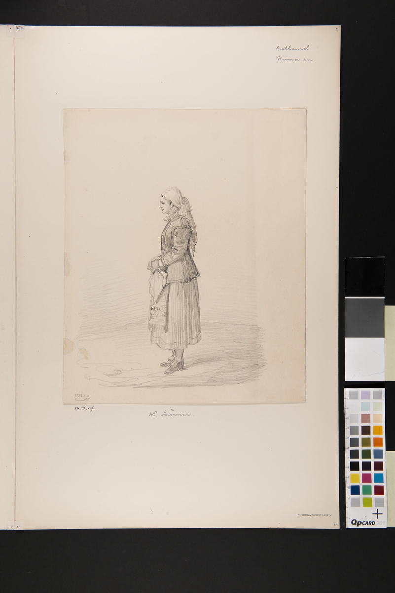 Blyertsteckning av H Mörner, 1835. Kvinna i dräkt i helfigur i profil.