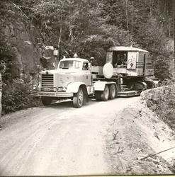 Vannkraftutbygging, frakt av gravemaskin mellom Åmot og Dale