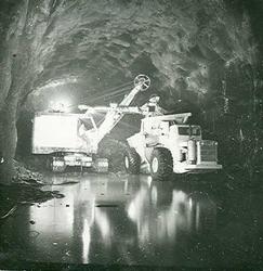 Vannkraftutbygging, lastebil og gravemaskin inne i tunnelen.