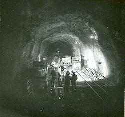 Vannkraftutbygging, arbeiderar, lastebil og lokomotiv med vo