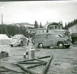 Vannkrftutbygging, bilar på anleggsområdet.