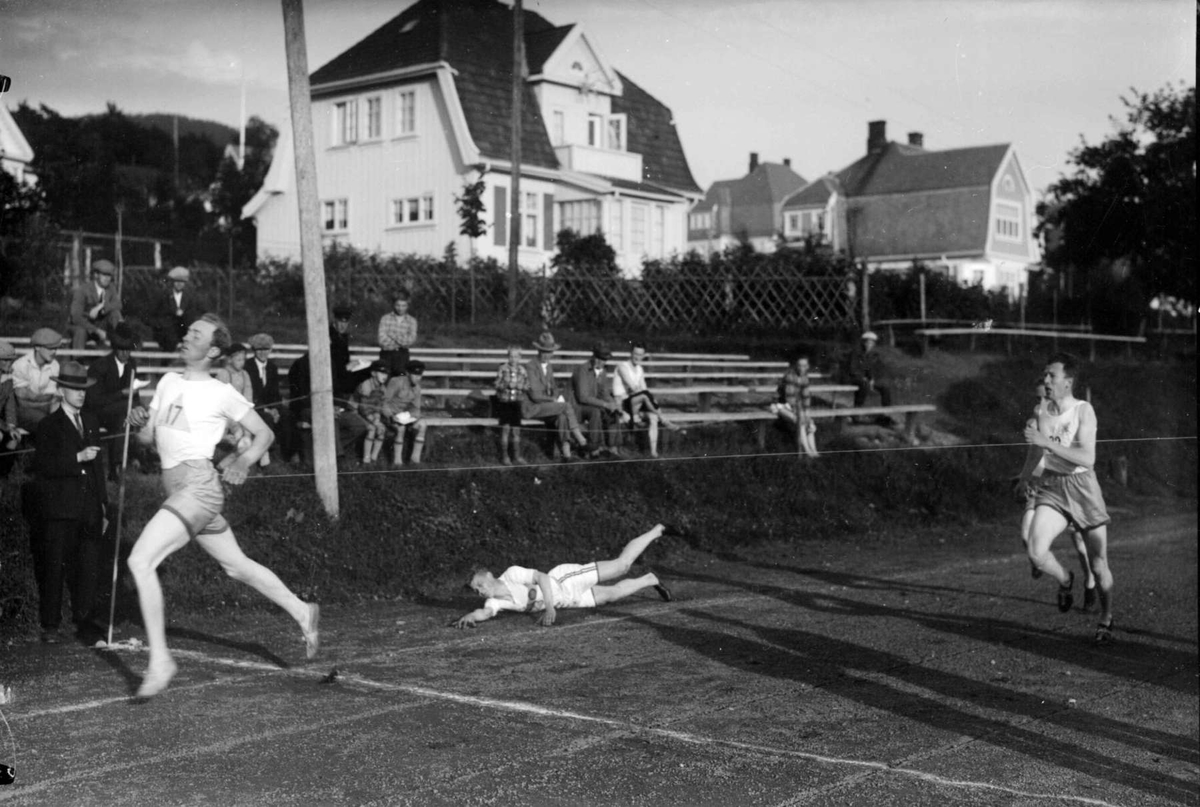 Pokalkonkurranse på Sportsplassen. Mjøsbyene og Elverum.
 200 m. Fougner, Fjeldheim falt.