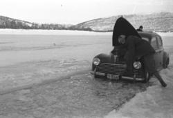 Bilsakkyndig Anders Wiborg Thune på vinterveien i Tana. Bile