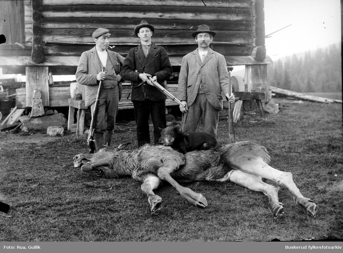 Jaktlag med skutt elg
Personen i midten er Gullik G Rua (fotograf) Bildet er tatt på Søndre Rua Jondalen
1896