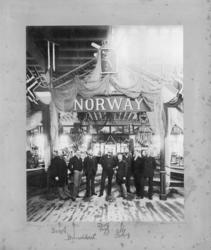 Fotoarkivet etter Gunnar Knudsen. Gruppe menn fotografert, C