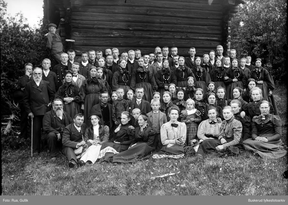 Kristen ungdomsgruppe.
Sittende venstre med skjegg er Prest Frithjof Whilhelm Hansen (1846-1928) fra Oslo.
Var prest i Flesberg fra 1890 til 1922
Flesberg 1899