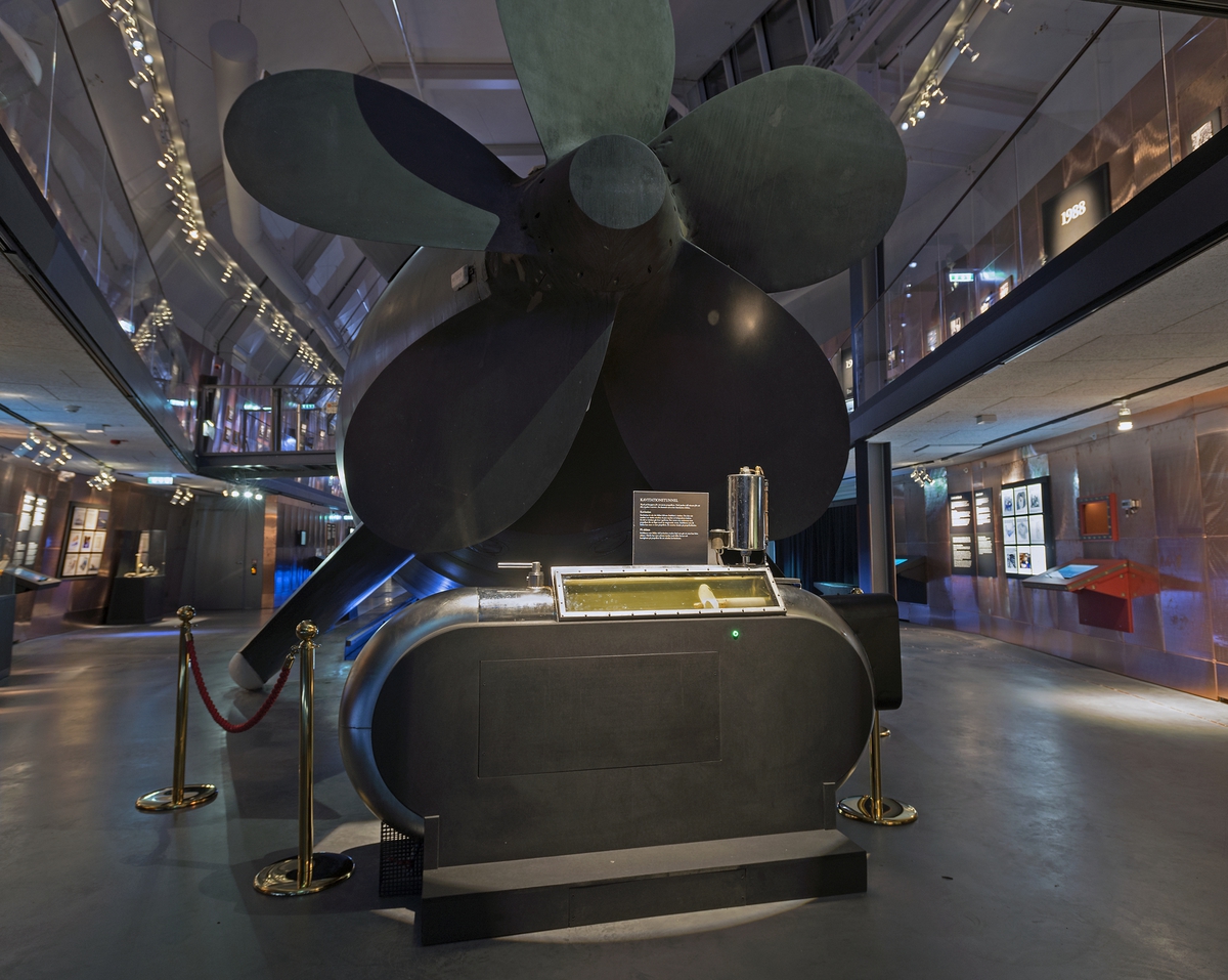 Ubåten NEPTUN inne i Marinmuseums ubåtshall. På bilden visas även en kavitationstunnel där en propellers kavitation kan demonstreras.