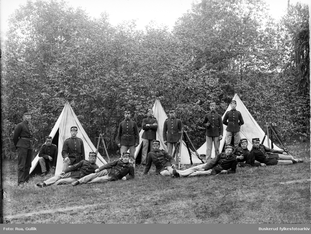 Mitt teltlag. ant. en gardetropp
Fotograf Gullik G. Rua på kne foran venstre telt.
Foto 1901