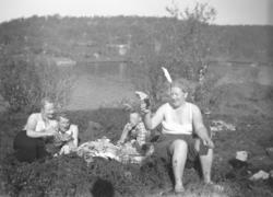 Familietur, antakelig til fjellvannet Antimatti i Neiden, en