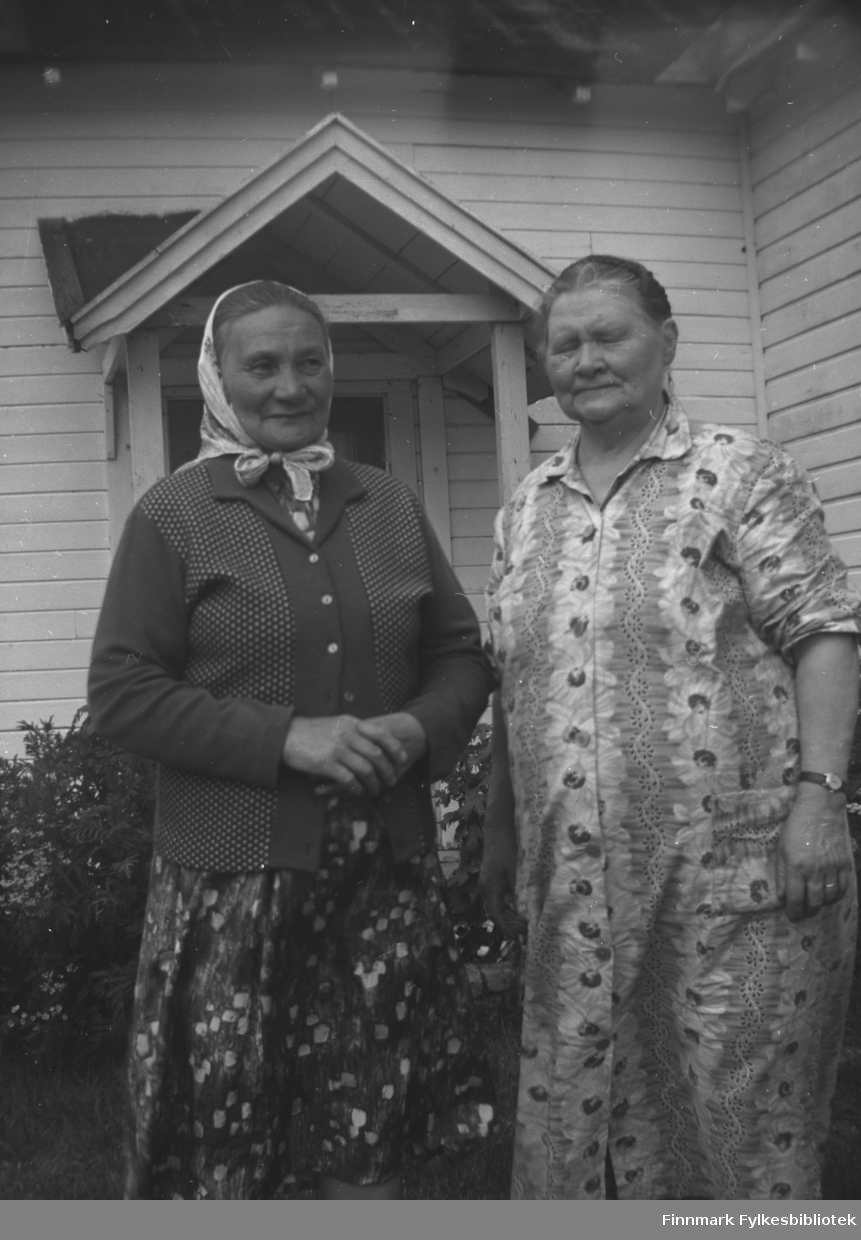 Kathinka Mikkola (til høyre) har fått besøk av Karen Saua, gift Andersen. Karen var datter av Kathinkas venninne, Karen Inga Saua