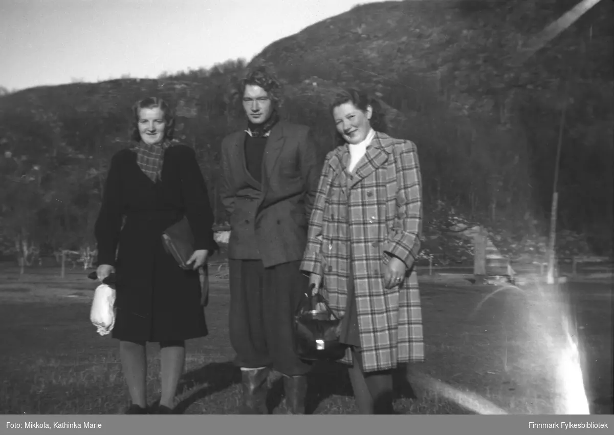 Fra venstre: Astrid Mikkola, ukjent, Kari Mikkola på gården Mikkelsnes. Bildet kan være tatt ca. 1945-1950