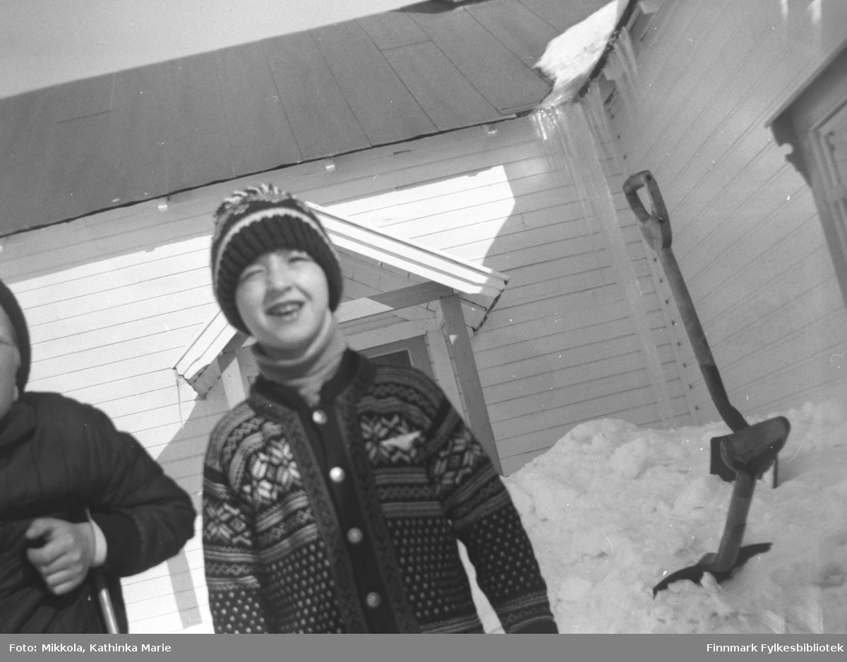 Gutter ute i snøen på Mikkelsnes, ca. 1967-1970? Fra venstre: Asle Lindseth (nesten skjult) og Ken Willy Olsen. Bildet er tatt ved samme anledning som 05007-209