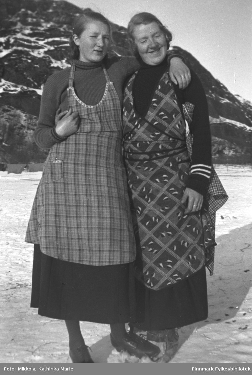 Søstrene Marine og Synnøve Mikkola