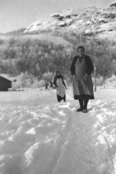 I snøen på Mikkelsnes, ca. 1927-1935. Det er ganske kaldt, t