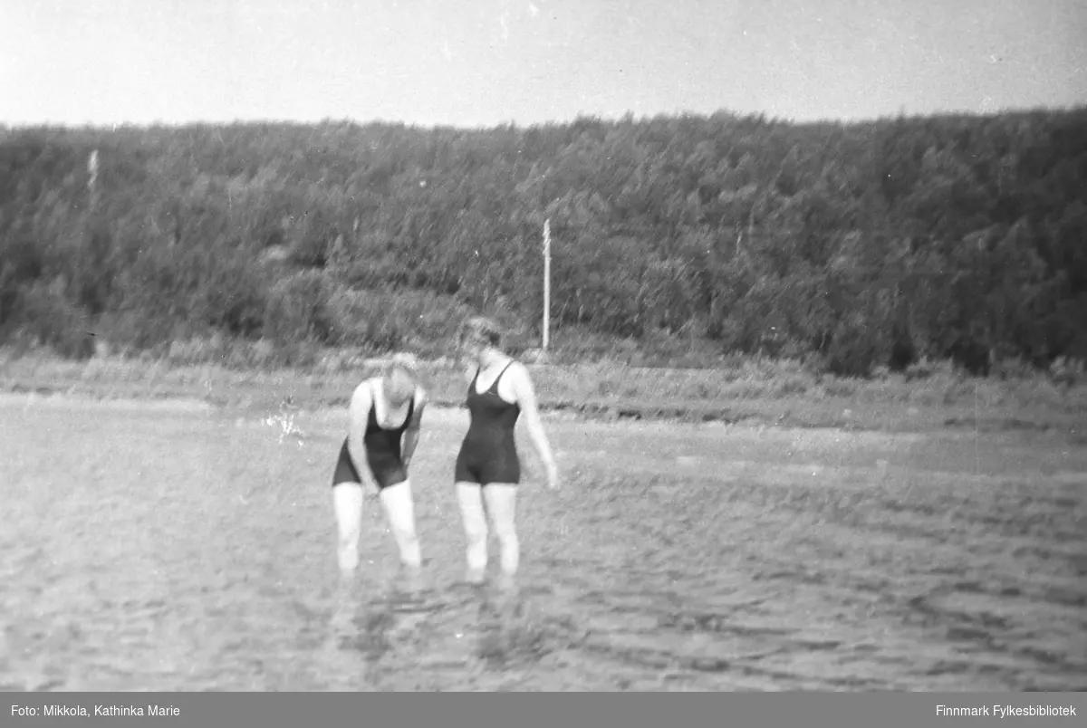 Badeliv i Neidenelva ved Mikkelsnes, 1937. Kvinnene er to av Mikkola-søstrene, Synnøve og Marine Mikkola.