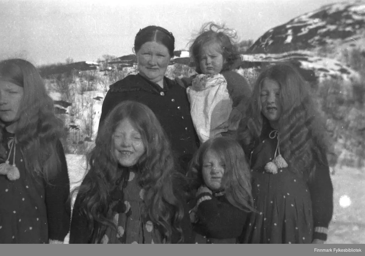 Kathinka Mikkola med de yngste døtrene sine. Hun har Herlaug på armen. De andre fra venstre: Gudrun, Ingrid, Astrid og Kari. Alle jentene har håret løst, vanligvis brukte alle fletter. På dette bildet ser de ut som små troll eller huldre!