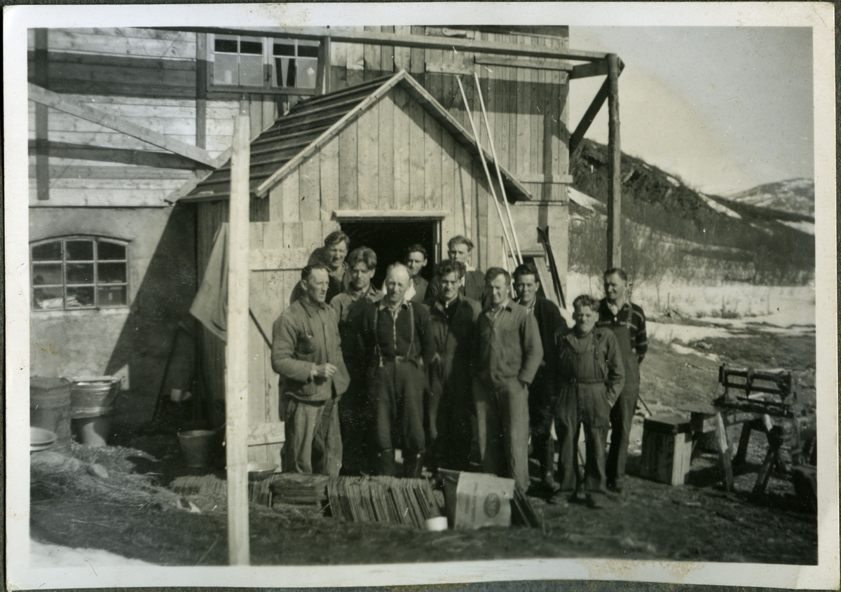 Gjenoppbygging i Friarfjord, 1946. Til venstre i bildet står Sigurd Bjørgum, de øvrige er arbeidere som kom fra Voss.