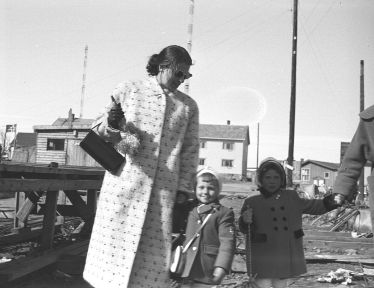 Hulda Wara, til venstre i bildet, med sin datter Brit "Bitte" Wara. Jenta ved siden av er ukjent. Bildet er muligens tatt i Vadsø på 17.mai. Hulda og den ukjente jenta til høyre holder 17.mai-fløytre med silkepapir-dusker i hendene. 
Fotograf: Leif Hauge.