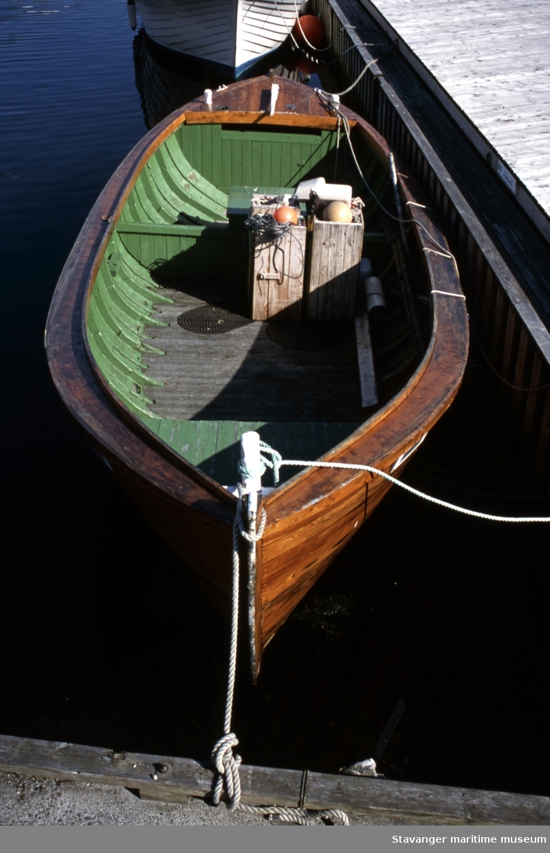 Motorbåt - båten i perspektiv ovenfra, sett fra baugen på skrå akterover