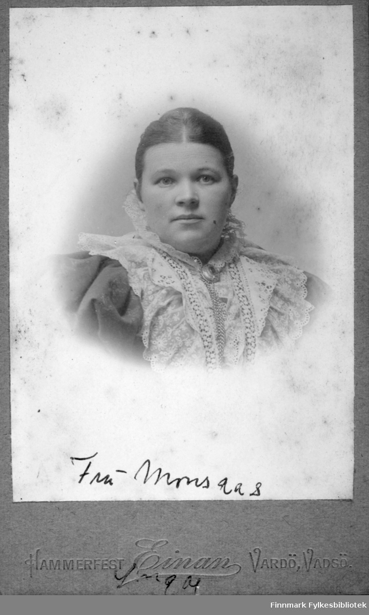 Portrett av fru Marie Monsaas, født Marie Therese Dahl 11.06.1864 i Trondheim, senere bosatt på Ingøy. Marie var datter av restauratør Peter Bernt Dahl og hustru Ane Eilertine "Thine" Lindstad.