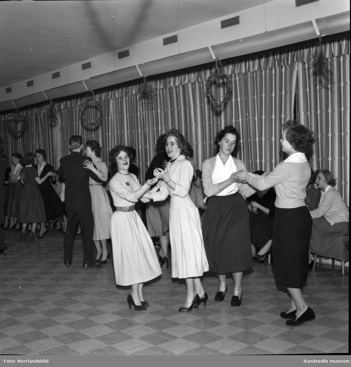 Verkstadsskolans julfest 1956 med middag, musik och dans.