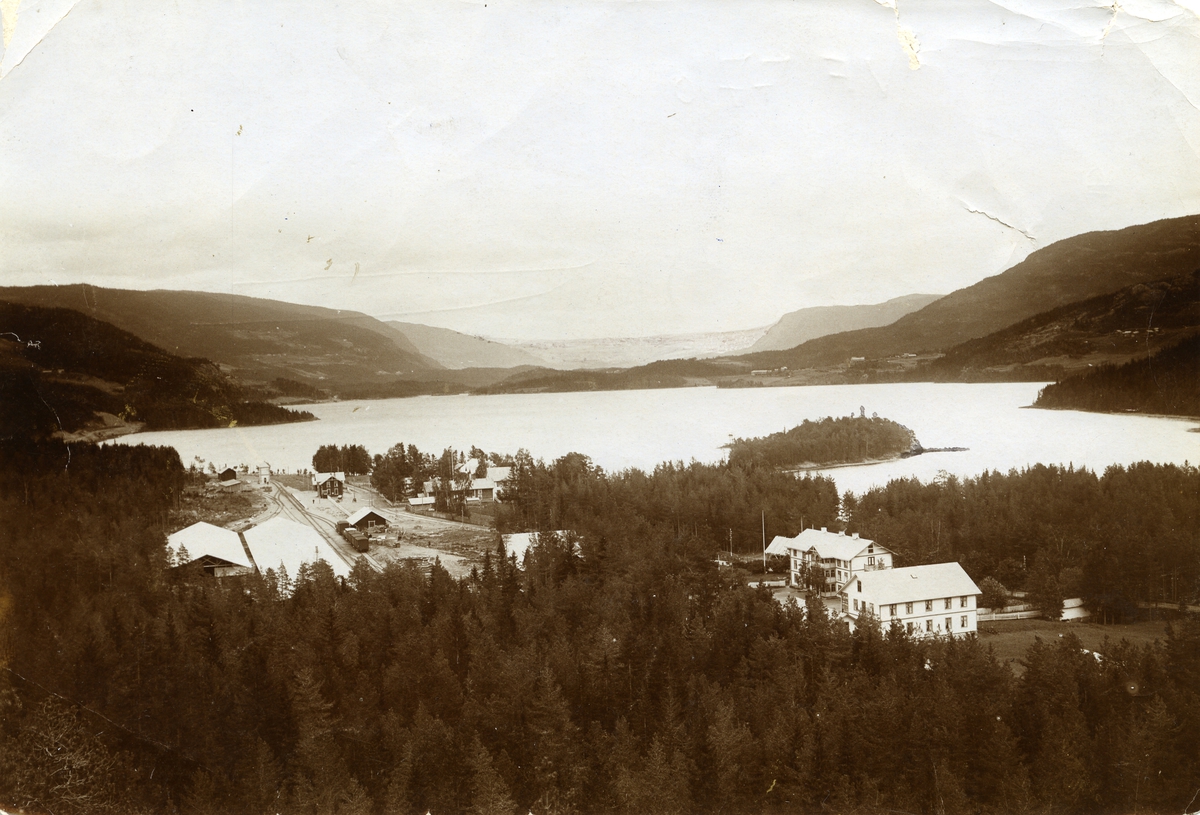 Fagernes ca. 1910. Jernbanestasjonen til venstre,Fagernes hotell til høyre for den. Fagerlund hotell nederst til høyre