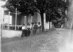 Gruppebilde av kvinner foran "kurhallen" på Grefsen Sanatori