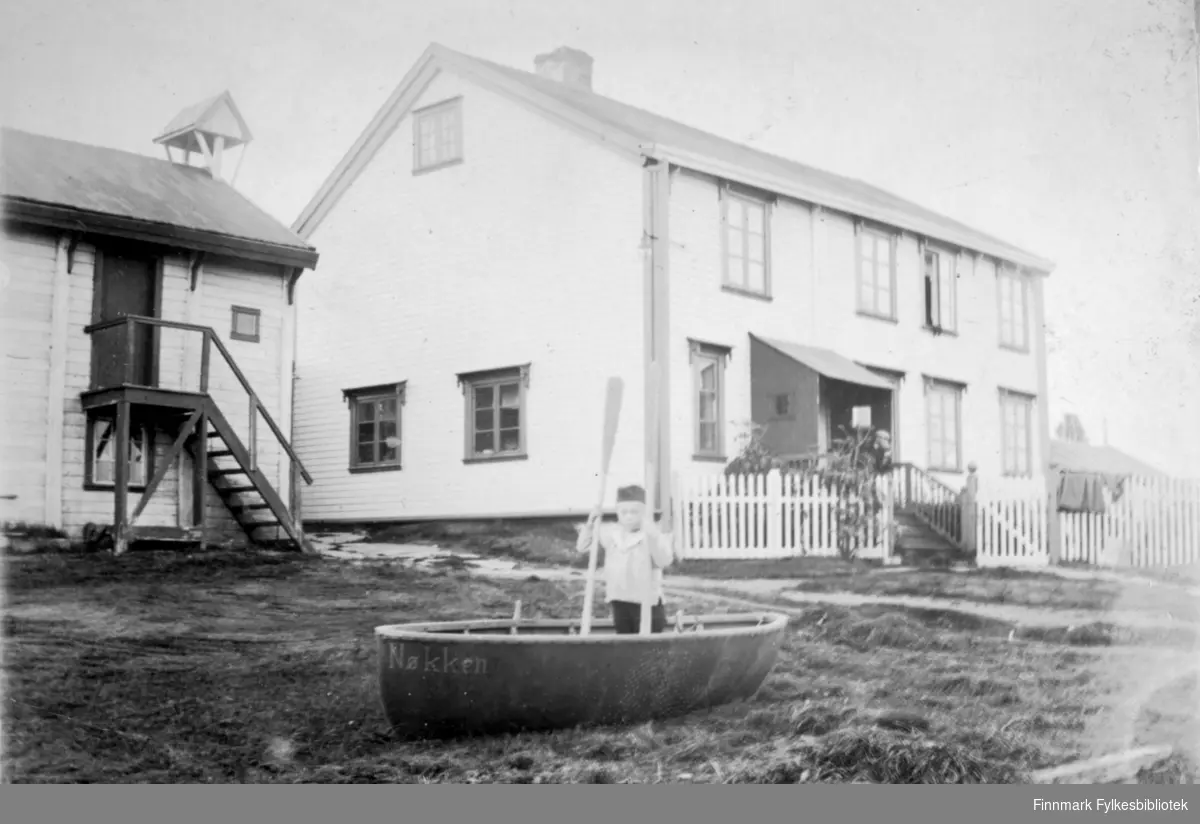 På høyre side er boligen til kjøpmann Arthur Buck. I huset på venstre side var telegrafen som kom til Hasvik i 1900. Telegrafen ble innviet 10.desember 1900.
 "Man gikk opp trappen og inn i andre etasje", beskrevet av et tidsvitne. Stedet er Hasvik rundt 1910-1920.
