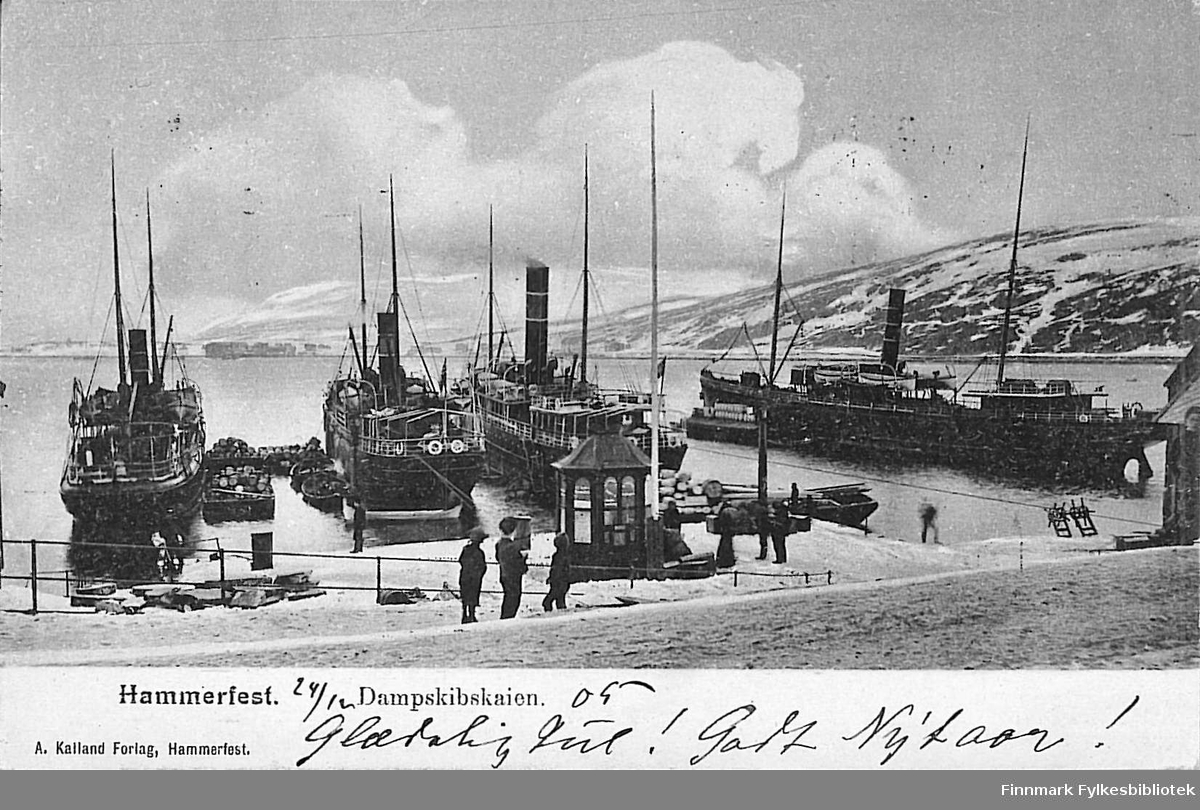 Postkort med motiv fra Hammerfest havn. Kortet er en jule- og nyttårshilsen til Arthur Buck på Hasvik. Kortet er sendt fra Kristiania i desember 1905.