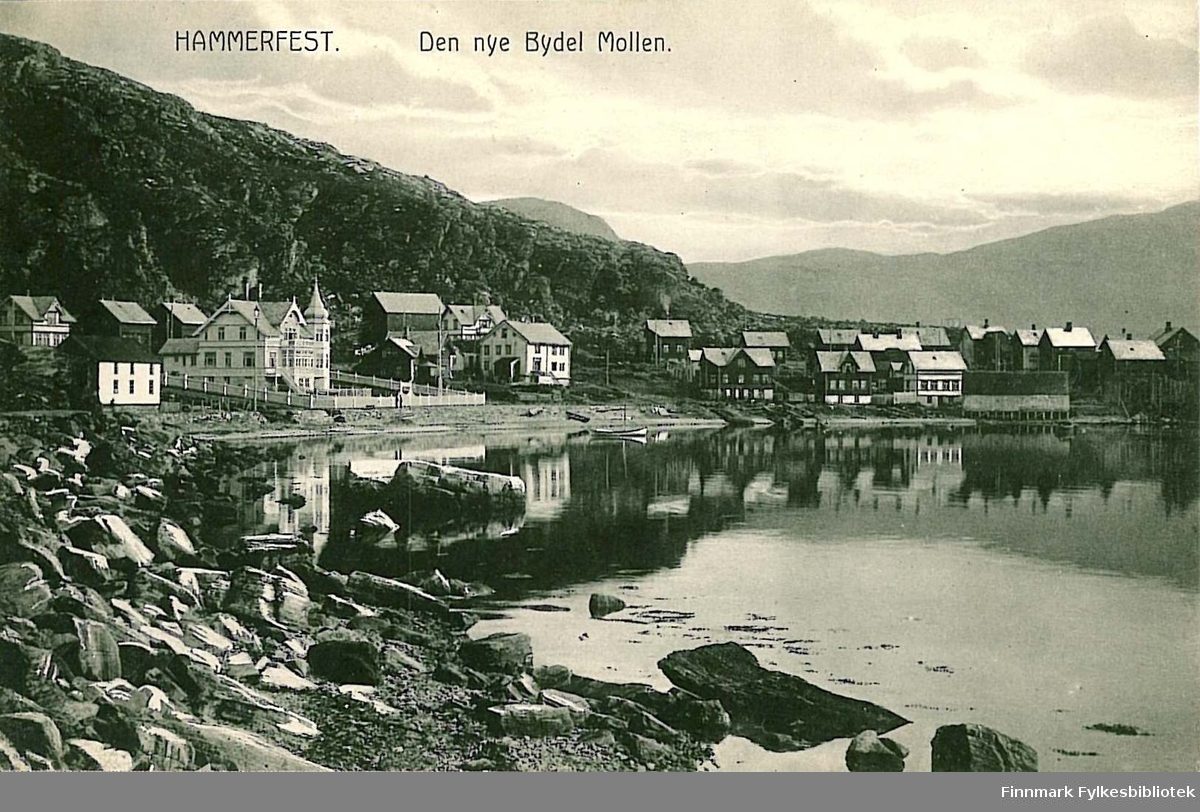 Postkort med motiv fra bydelen Molla i Hammerfest. Kortet er en julehilsen til Arthur Buck på Hasvik. Kortet er sannsynligvis sendt rundt 1910.