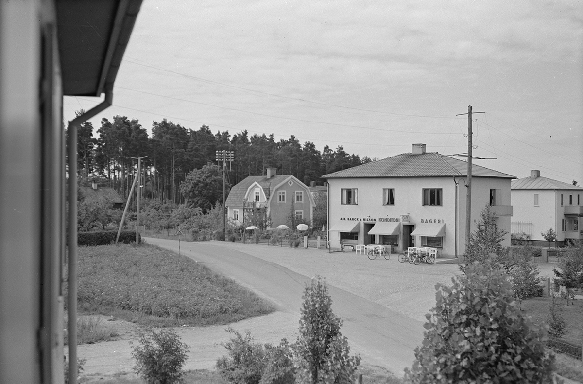 Södermalmsvägen i Malmslätt. Steens chark och Café Solgården, 1940-tal.