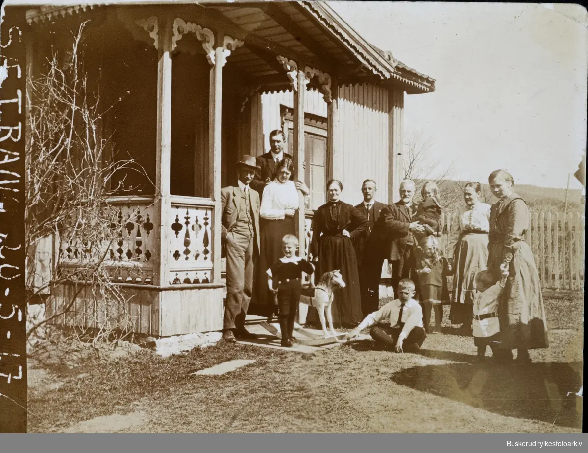 En av Sætrang gårdene i Haug
1917
F.v. Eidal, Arnulf Tanberg, Gabriell Tanberg, Pauline Tanberg, Ivar Tanberg