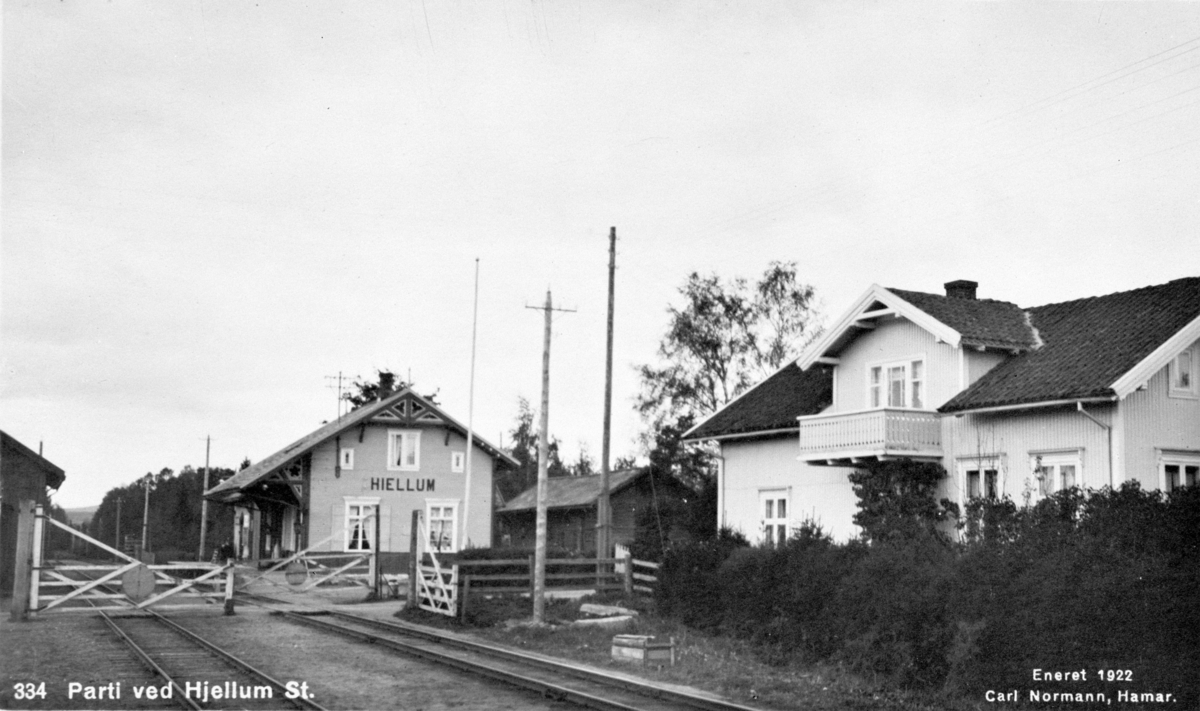 Postkort, Hamar, Hjellum stasjon, grind over jernbanespor,