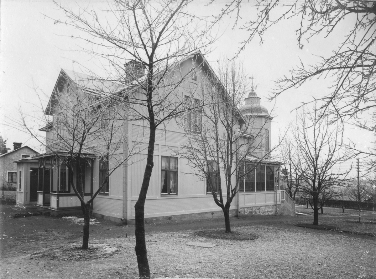 Byggmästare L. P. Stens (1853-1941) villa, Fannagatan 34, Enköping, vy från norr.
