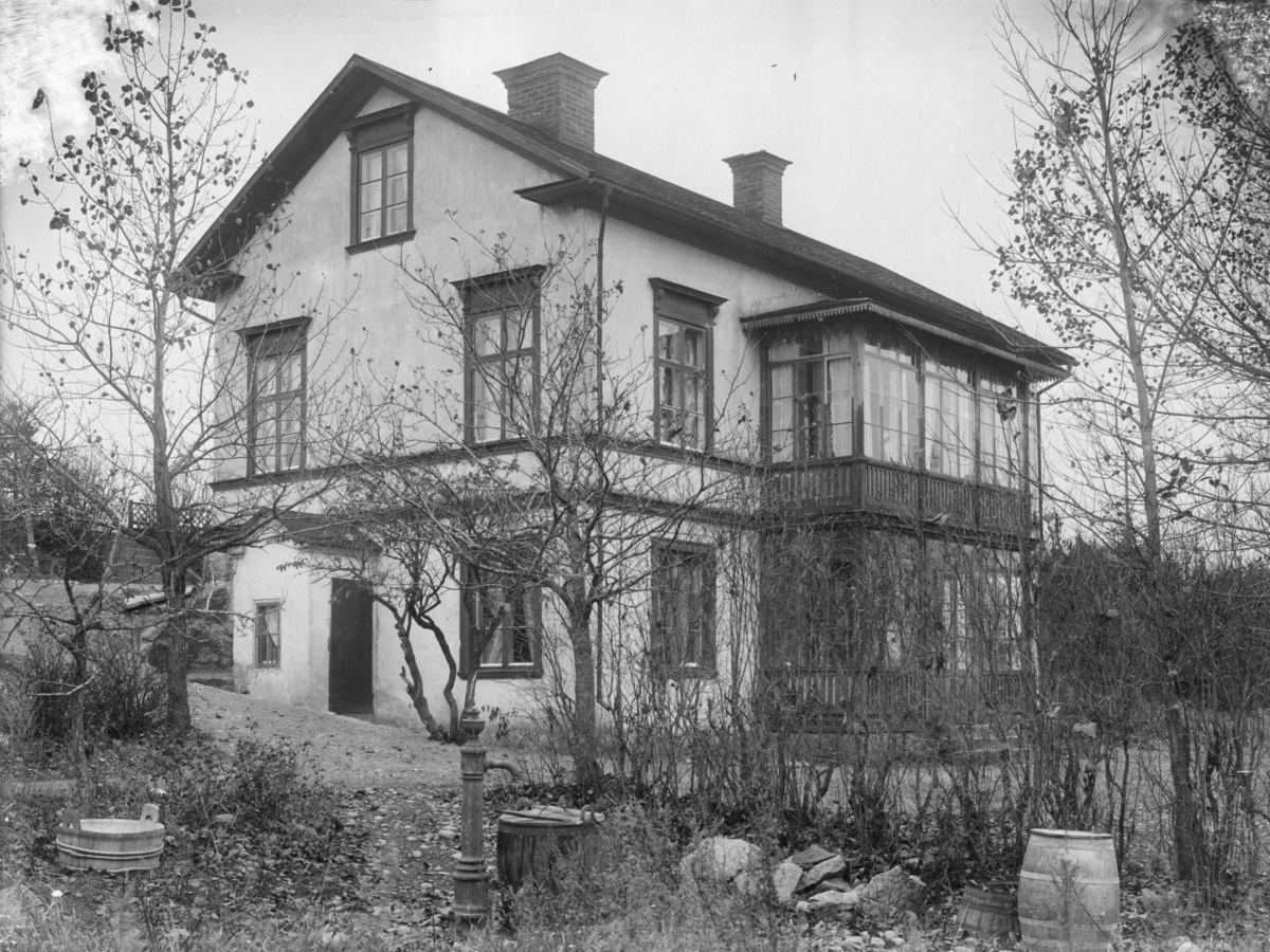 Västra Åsgatan 3 (intill Åsenstugan), Enköping, vy från norr, troligen 31 oktober 1908.